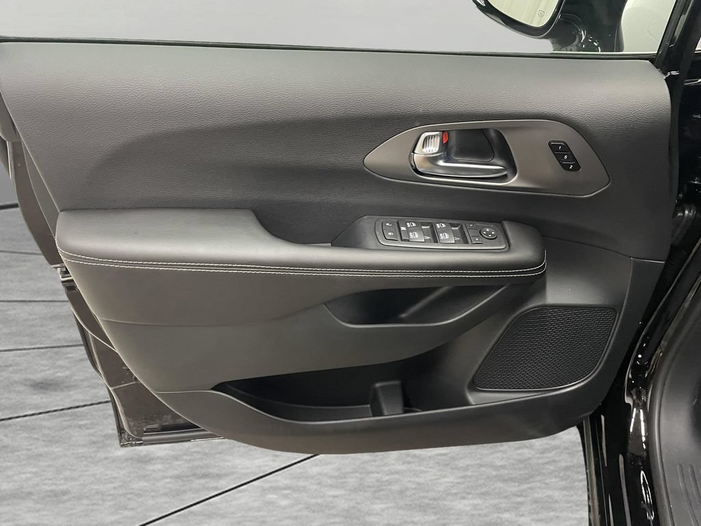 New 2027 Chrysler Pacifica Select FWD image 16