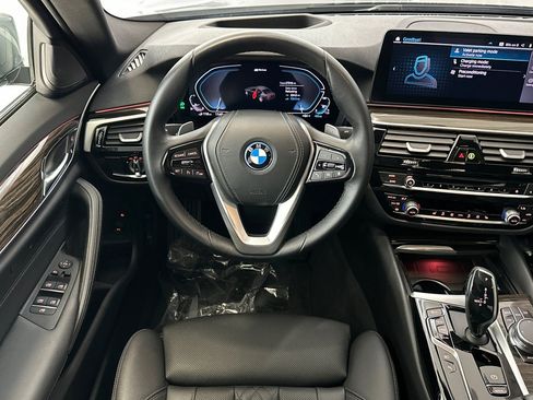 Certified 2023 BMW 530e w/ Premium Package image 29