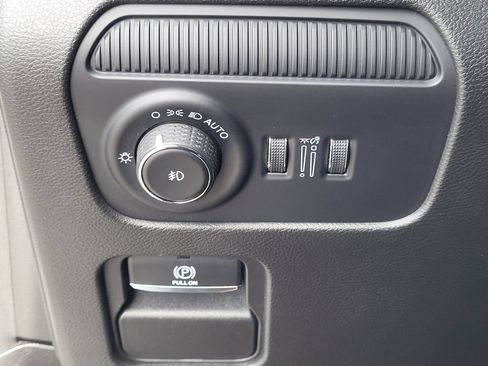 Used 2025 Jeep Wagoneer 4WD image 27