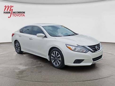 Used 2017 Nissan Altima 2.5 SV FWD image 3