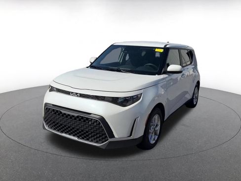 Used 2025 Kia Soul LX w/ LX Technology Package FWD image 4