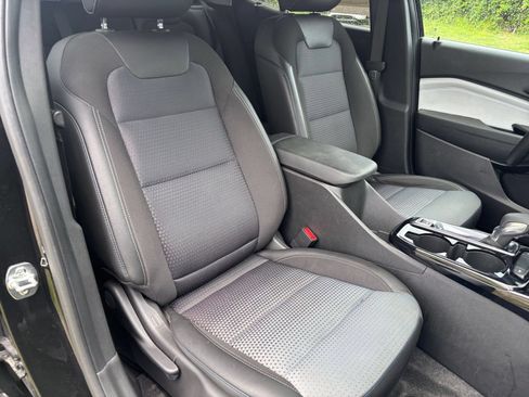 Used 2025 Chevrolet Trax LT w/ LT Convenience Package FWD image 36