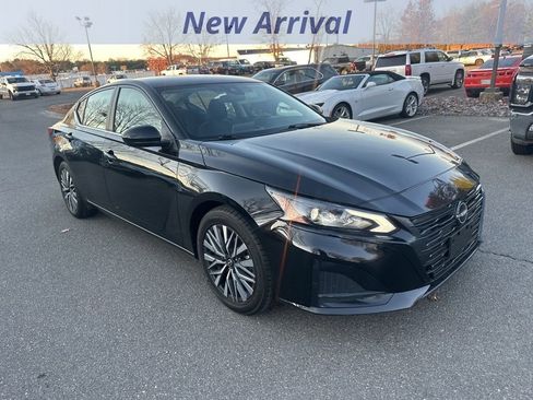 Used 2023 Nissan Altima 2.5 SV image 2