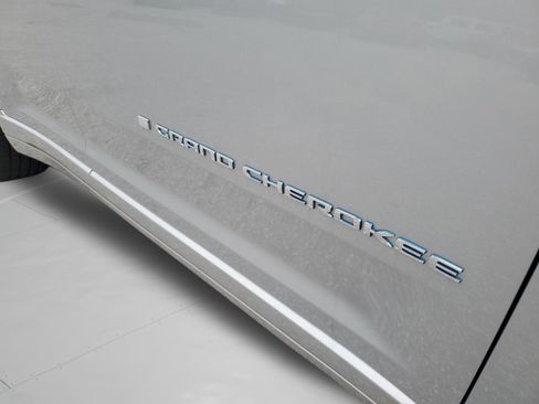 Used 2023 Jeep Grand Cherokee Overland w/ Advanced Protech Group III AWD/4WD image 30