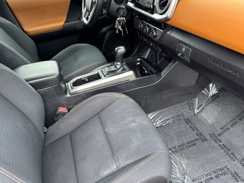 Certified 2018 Toyota Tacoma SR5 image 19