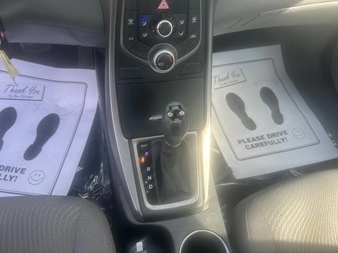 Used 2014 Hyundai Elantra SE image 12