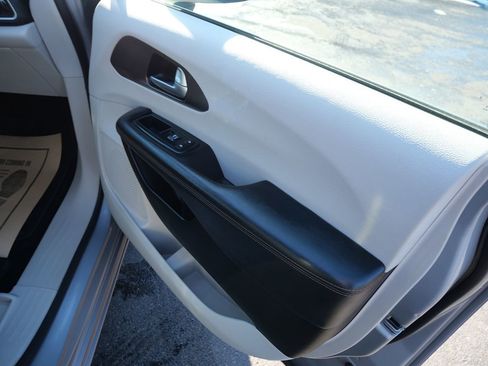 Used 2017 Chrysler Pacifica LX image 33