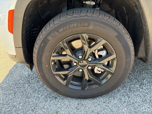 Used 2025 Jeep Grand Cherokee L Laredo image 9