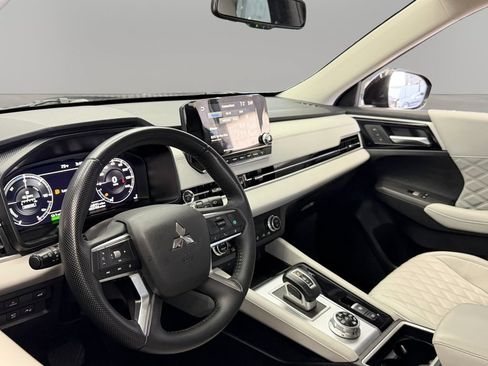 Used 2024 Mitsubishi Outlander SEL AWD/4WD image 16