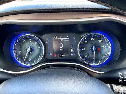 Used 2018 Chrysler Pacifica Touring-L FWD image 24