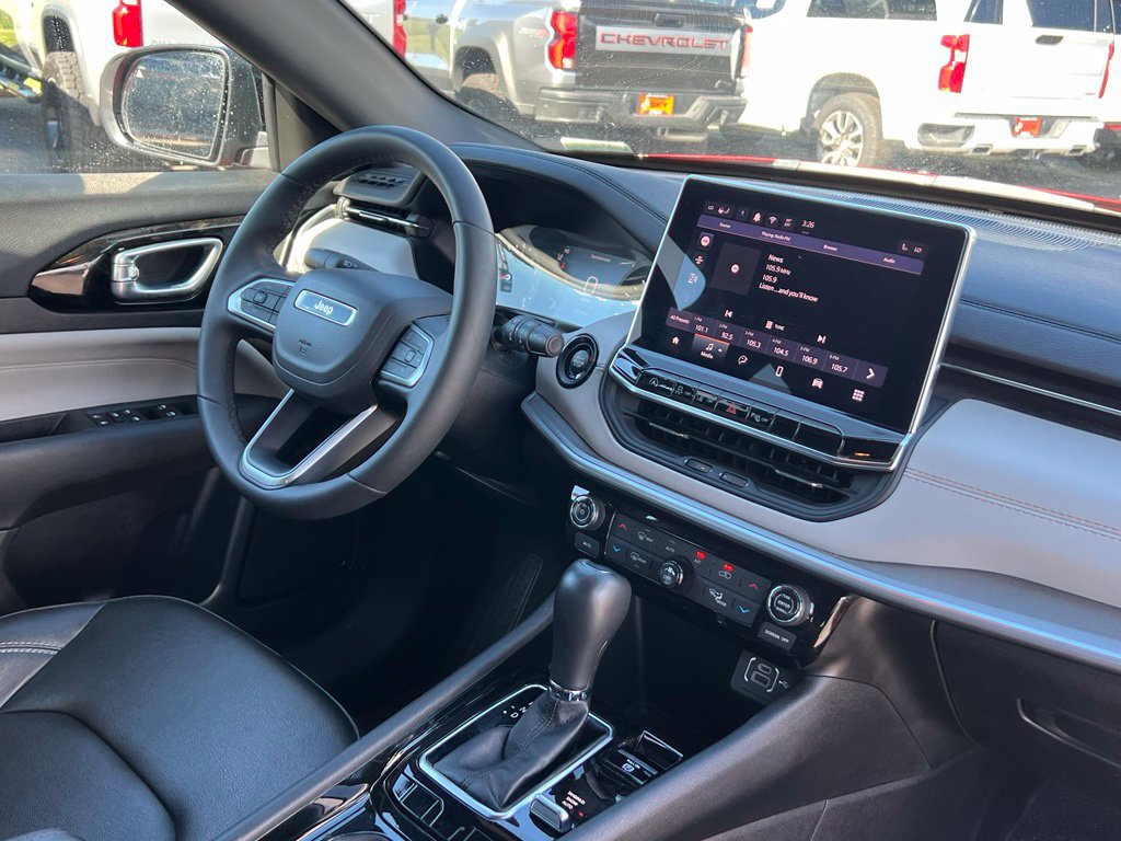 Used 2025 Jeep Compass Limited AWD/4WD image 17