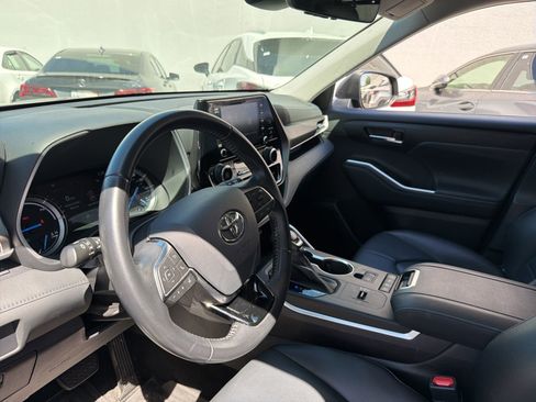 Used 2021 Toyota Highlander XLE AWD/4WD image 9