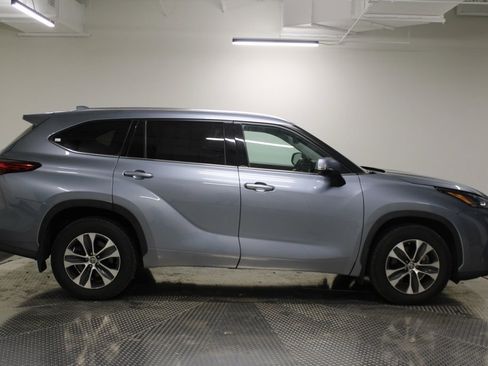 Used 2021 Toyota Highlander XLE image 18