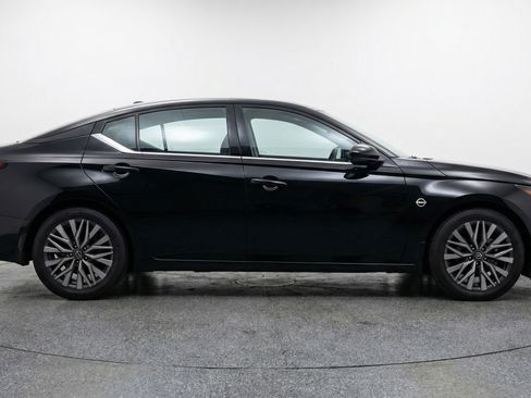 Used 2025 Nissan Altima 2.5 SV image 11