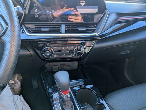 Used 2025 Chevrolet Trax RS w/ Driver Confidence Package image 20