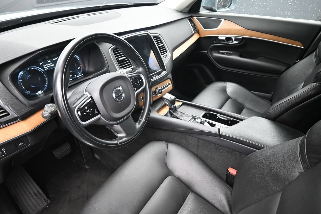 Used 2022 Volvo XC90 T6 Momentum w/ Climate Package AWD/4WD image 19