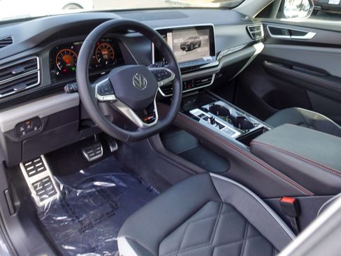 Used 2025 Volkswagen Atlas Peak Edition SE image 11