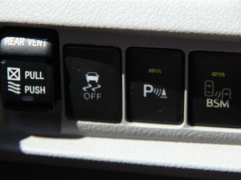 Used 2017 Toyota Sienna XLE Premium AWD/4WD image 40