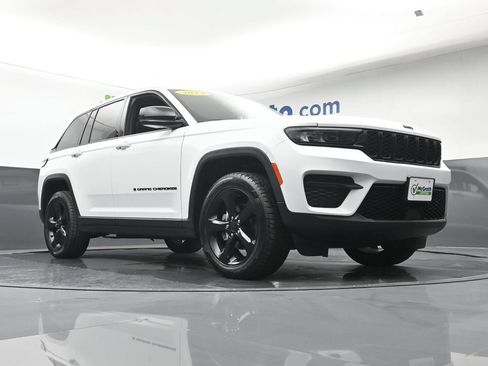 Used 2023 Jeep Grand Cherokee Altitude AWD/4WD image 29