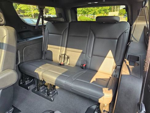 Used 2022 Chevrolet Suburban Z71 w/ Luxury Package AWD/4WD image 18
