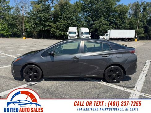 Used 2016 Toyota Prius Four FWD image 2
