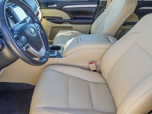 Used 2019 Toyota Highlander XLE image 8