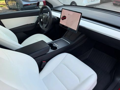 Used 2022 Tesla Model Y Long Range AWD/4WD image 24