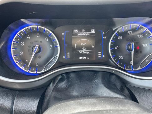 Used 2020 Chrysler Pacifica Touring-L image 10