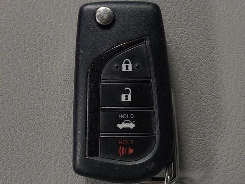 Used 2018 Toyota Camry SE image 32