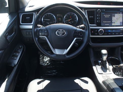 Used 2018 Toyota Highlander SE FWD image 5