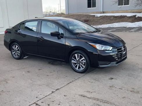 Used 2023 Nissan Versa SV image 2