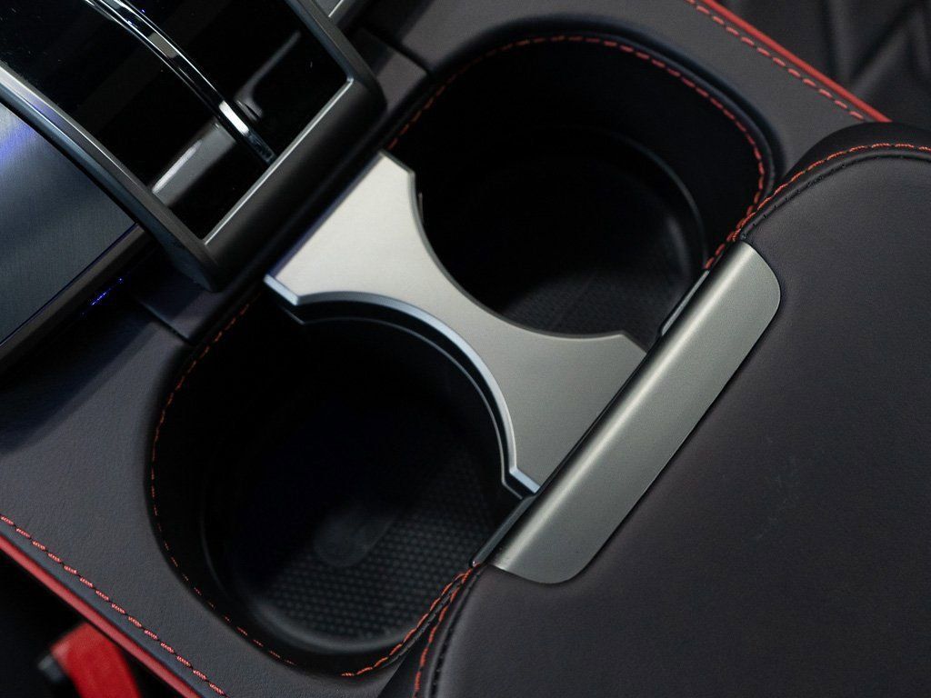 Used 2025 Aston Martin Vanquish RWD image 28
