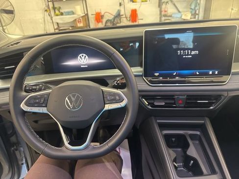 Certified 2025 Volkswagen Tiguan SE image 11