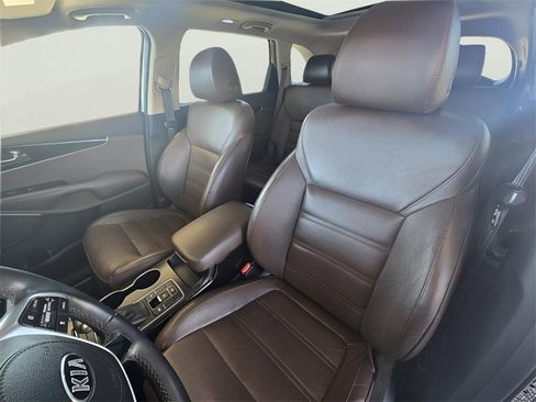 Used 2019 Kia Sorento SX image 40