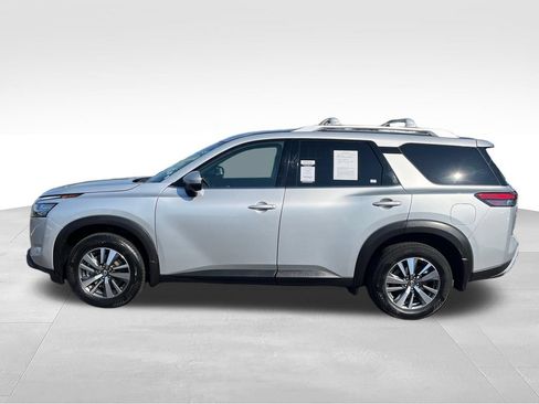 Used 2024 Nissan Pathfinder SL AWD/4WD image 2