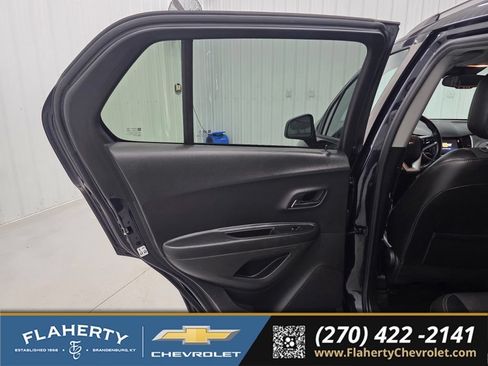 Used 2021 Chevrolet Trax LT w/ LT Convenience Package AWD/4WD image 10