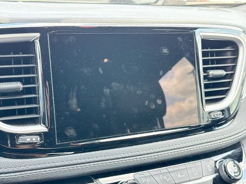 Used 2021 Chrysler Pacifica Touring-L w/ Uconnect Theater Family Group FWD image 11