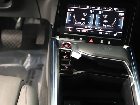 Used 2023 Audi e-tron S Prestige w/ Prestige Package image 21