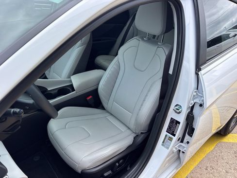 Used 2025 Hyundai Elantra Limited FWD image 17