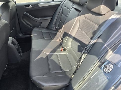 Used 2013 Volkswagen Jetta SE FWD image 18