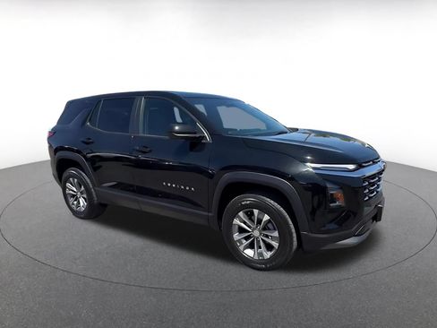 Used 2025 Chevrolet Equinox LT FWD image 2