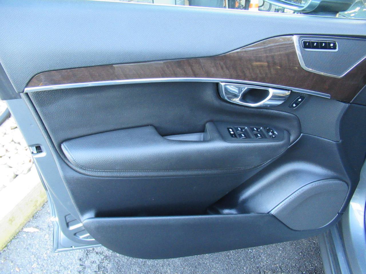 Used 2017 Volvo XC90 T6 Momentum w/ Vision Package AWD/4WD image 9