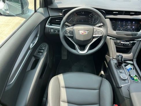 Certified 2025 Cadillac XT6 Luxury FWD image 29