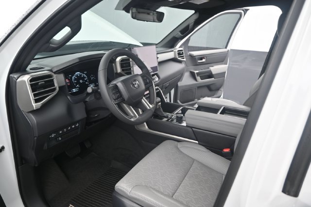 Used 2025 Toyota Tundra Limited AWD/4WD image 4