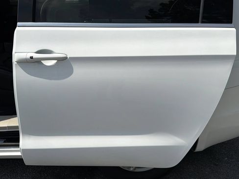 Used 2023 Chrysler Pacifica Touring-L FWD image 20