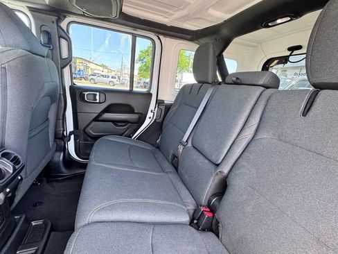 Used 2025 Jeep Wrangler Unlimited Sahara AWD/4WD image 16