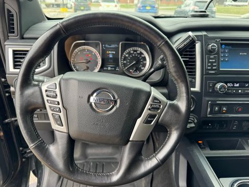 Used 2018 Nissan Titan SV w/ SV Convenience Package image 16