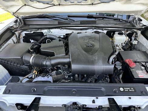 Used 2017 Toyota Tacoma TRD Off-Road AWD/4WD image 16