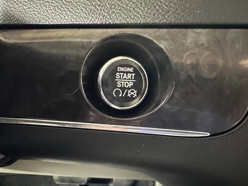 Used 2015 Chrysler Town & Country Touring-L w/ Driver Convenience Group image 18