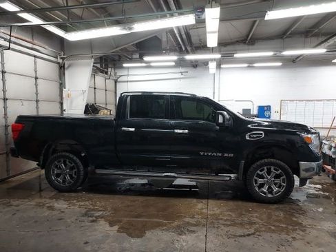 Used 2018 Nissan Titan SV w/ SV Convenience Package image 2